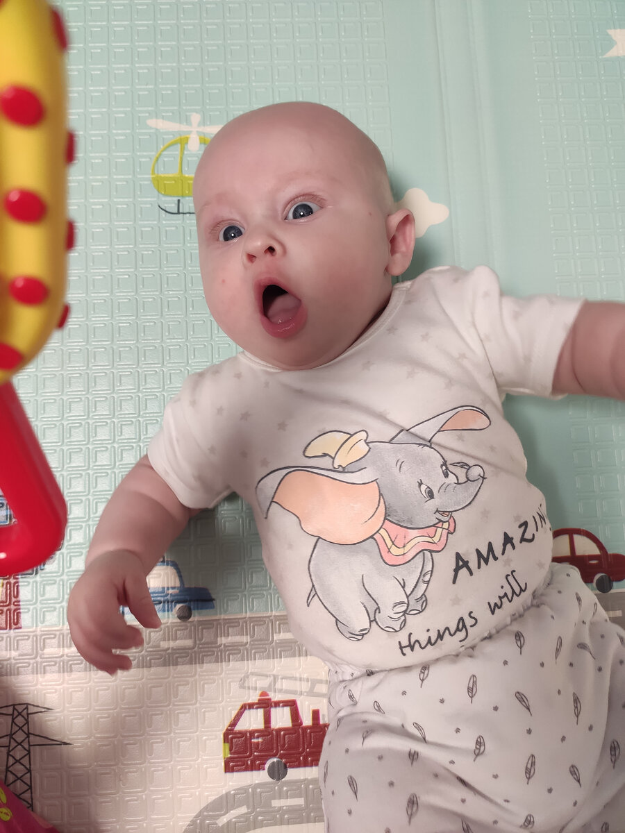 Это что у тебя в руках, моя любимая погремушка??? 