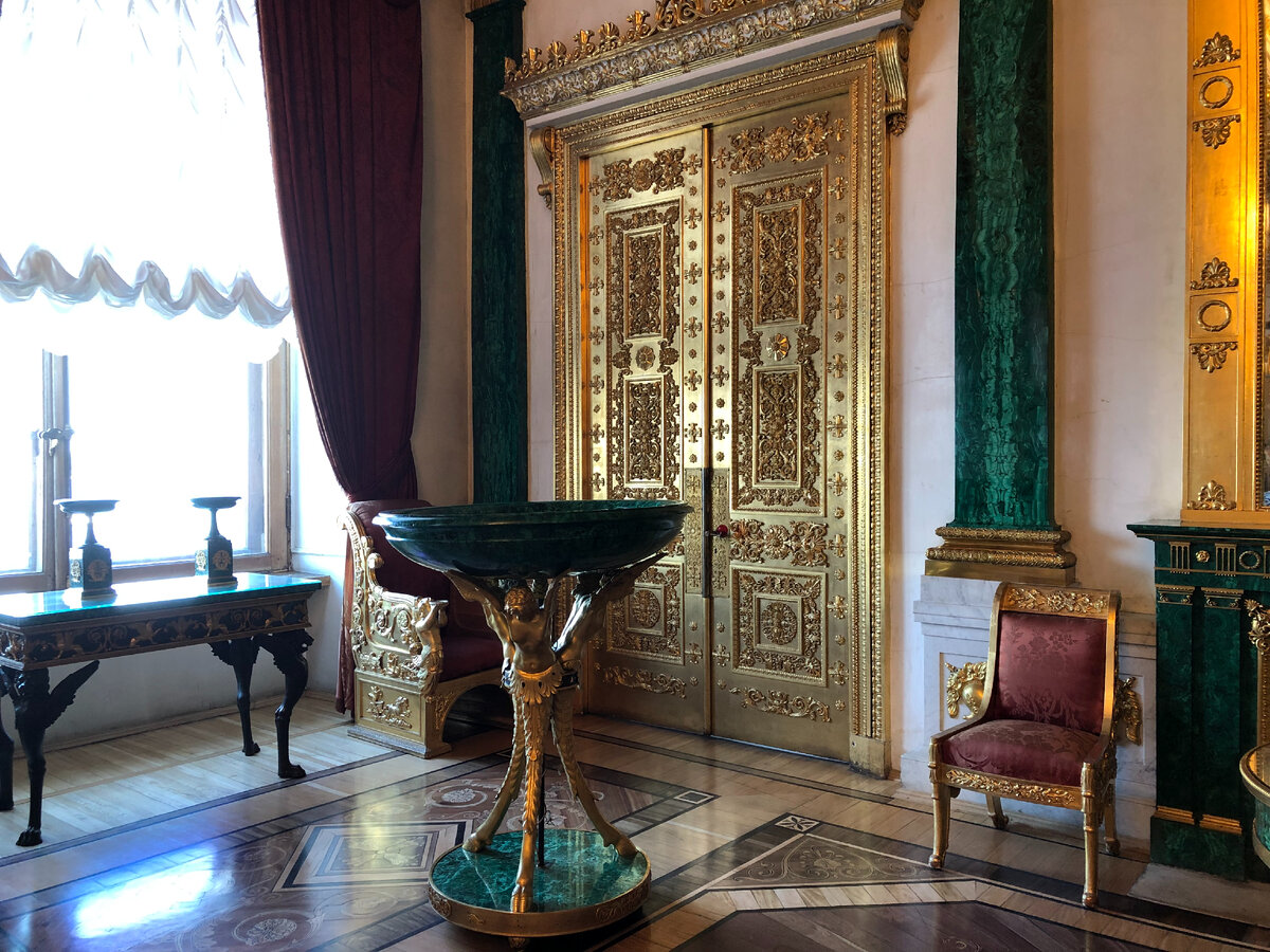 Чаша на треножнике в виде крылатых женских фигур. Фото автора.