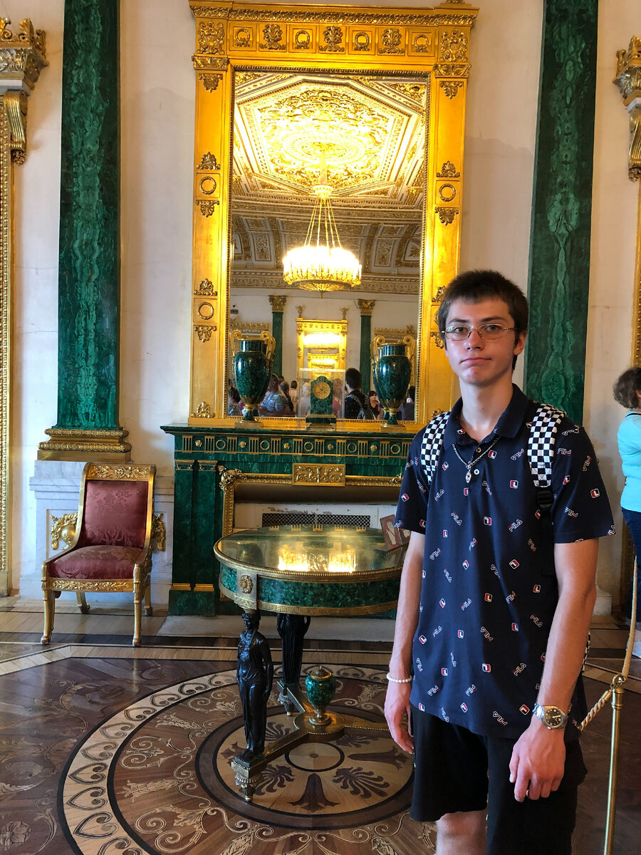 Стол с малахитовой столешницей на трех ножках в виде женских фигур. Фото автора.