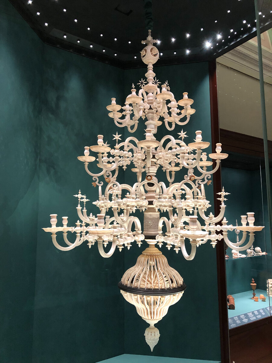 Люстра из слоновой кости. Фото автора.
