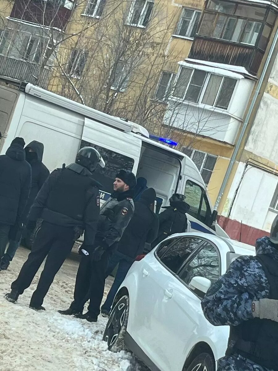 Территорию возле заминированного автомобиля оцепили силовики. Фото: Baza