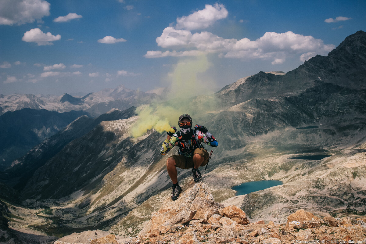 На высоте 3400 м - перевал под г. Джалпакол, озёра Куршо и г. Куршо, 3870 м.
