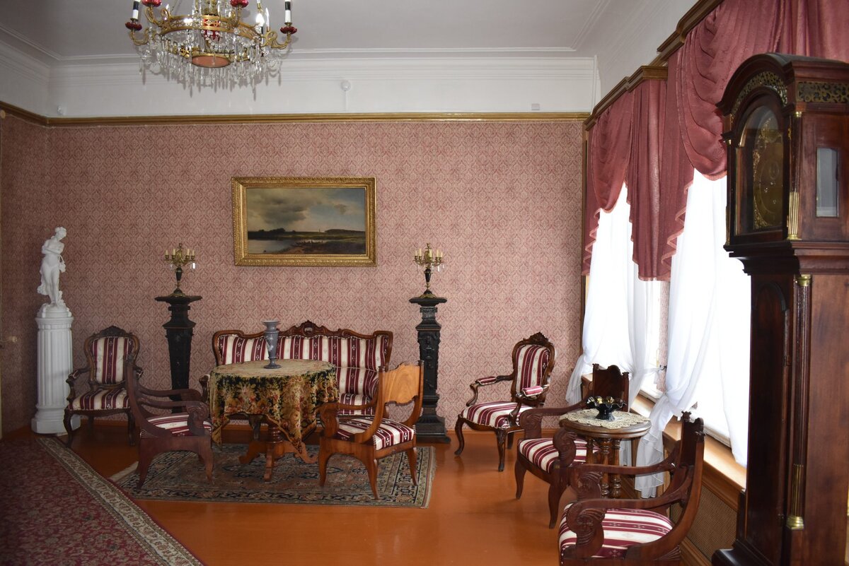 Большая гостиная- занимает доминирующее положение в доме. Она обставлена подлинной мебелью красного дерева 30-40–х годов XIX века. На стенах развешаны картины друзей художника: В.Рязанова, А.Гине, П.Верещагина, А.Киселева. Здесь встречались люди различных интересов и взглядов: купцы Стахеевы, промышленники Ушковы, художники И.Осокин, К.Гун, братья Верещагины, Е.Ознобишин, прославленная кавалерист–девица Н.А.Дурова, дружившая с Иваном Васильевичем Шишкиным, отцом художника.