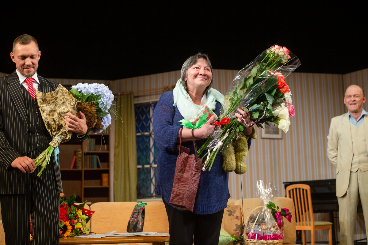 Поклоны спектакля Странная миссис Сэвидж с режиссёром Н. В. Никитиной фото из открытых источников 