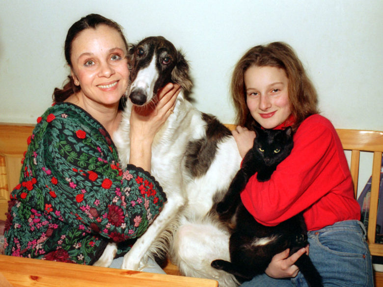 Любовь Полищук с дочерью Мариэттой и домашними животными