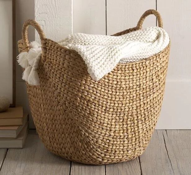 стирка в стиральной машине. пятна на одежде. постельное белье прачечная. постельное белье в стиральной машине. мама постирала постельку.