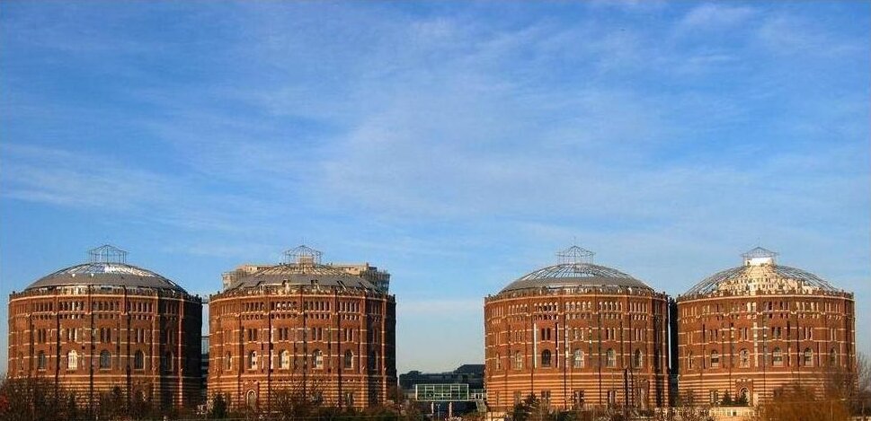 Венские газометры. Авторство: Andreas Poeschek, Viennaphoto. Andreas Poeschek, Gasometer Vienna, CC BY-SA 2.0 at, https://commons.wikimedia.org/w/index.php?curid=1622656