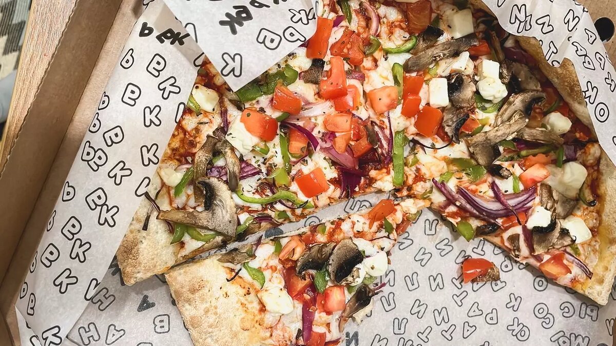     Он получил заказ и заранее отправил аферисту сдачу, но когда пришел по нужному адресу дверь никто не открыл.