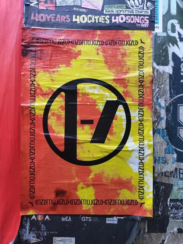     Билборд Twenty One Pilots в Мадриде / Фото: Reddit-сообщество Twenty One Pilots