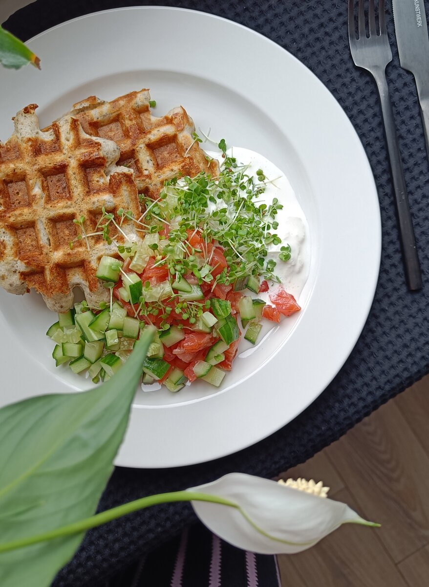 Мягкие вафли, вкусная форель, ароматный огурчик, лёгкая страчателла и свежая микрозелень руколы - идеально.