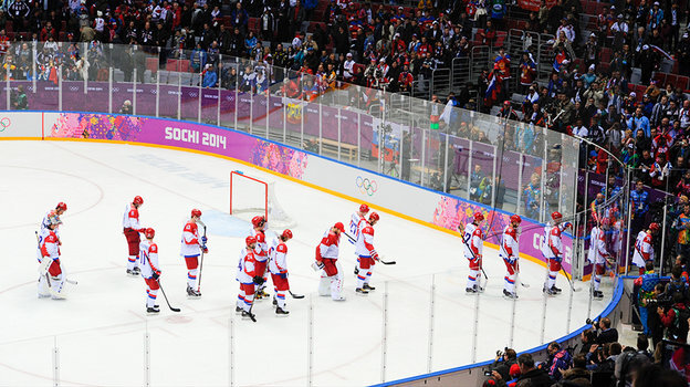    Хоккеисты сборной России покидают площадку и турнир.Александр Федоров