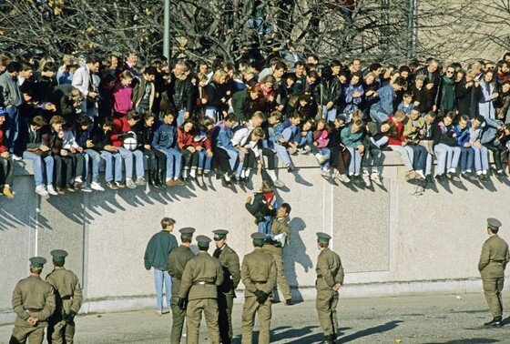    Пограничники и люди на Берлинской стене у Бранденбургских ворот на следующий день после падения Берлинской стены