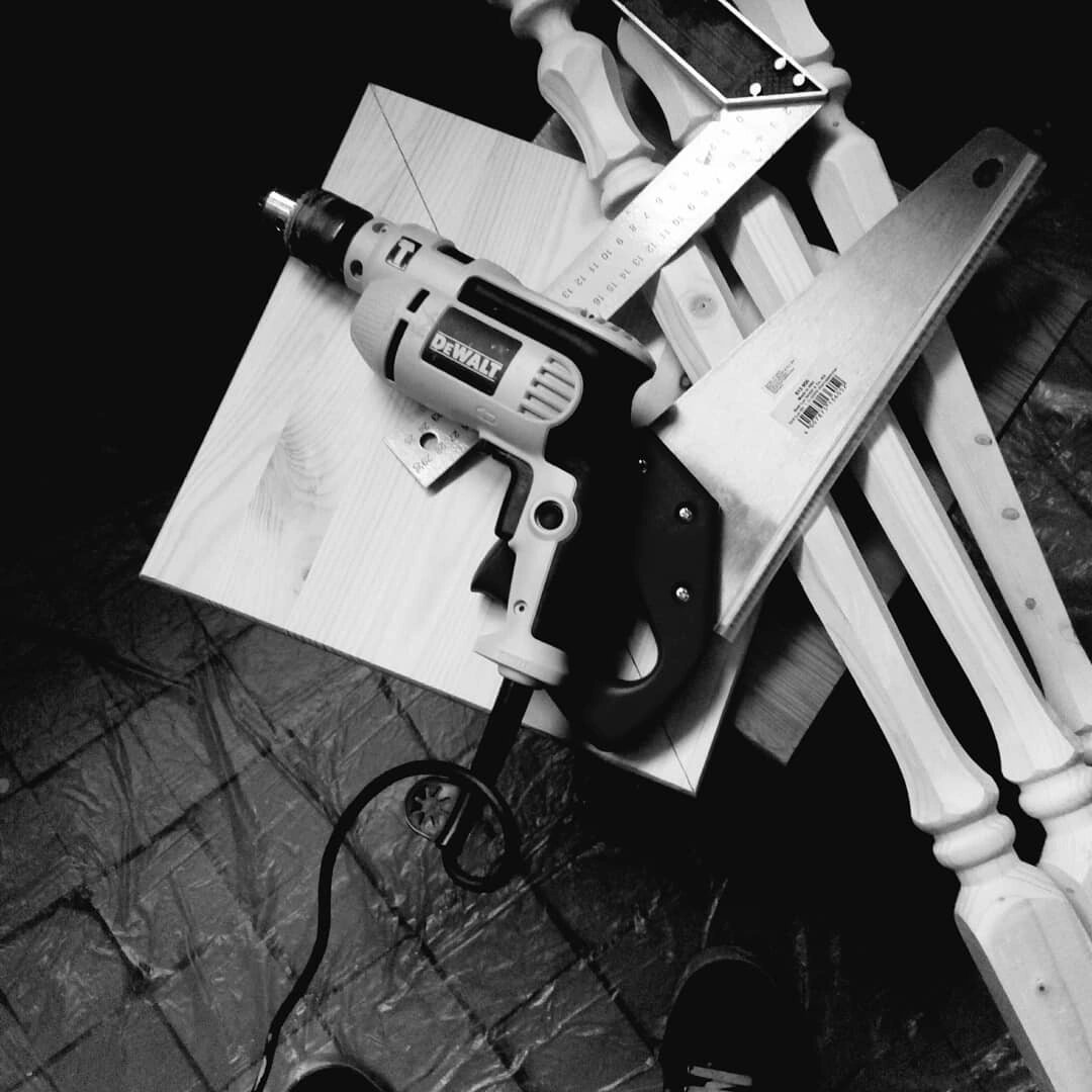 Дрель, в этот раз без лобзика, пилил простой пилой, отвертки, уголок - вот и все инструменты