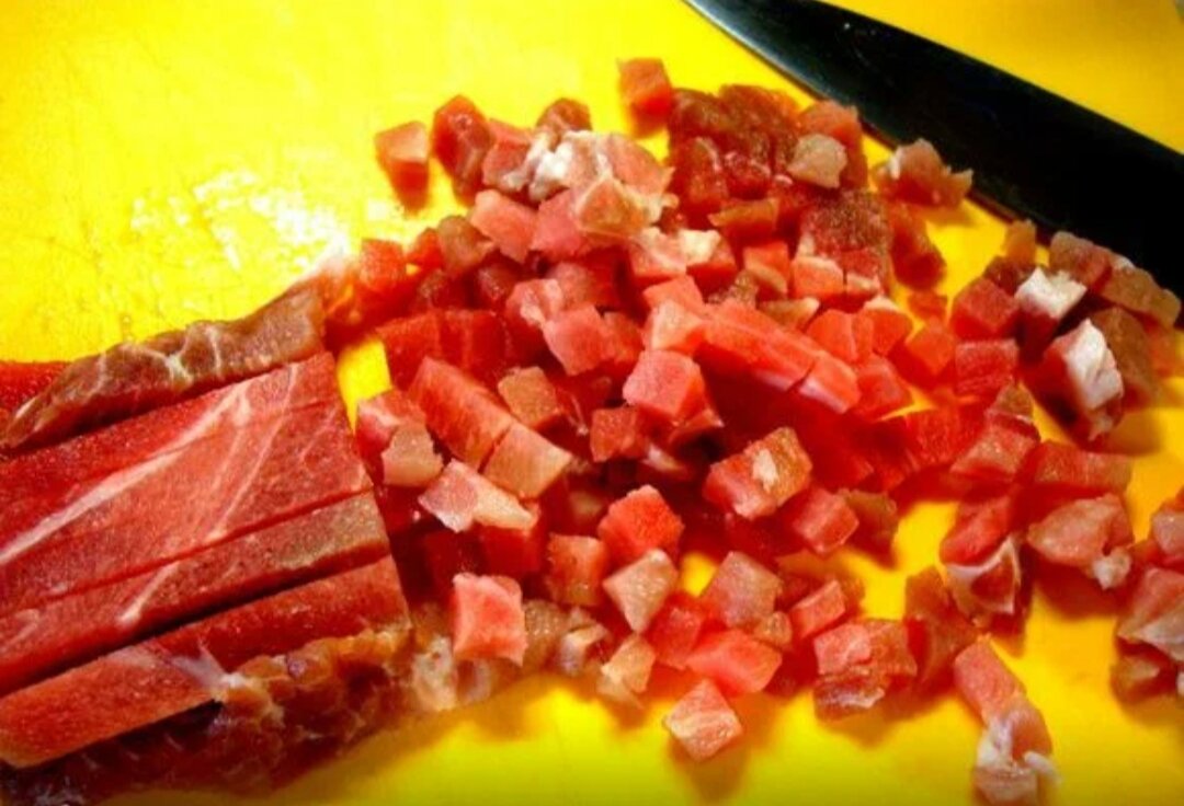 Мясо нарезать маленькими кубиками, буквально 0,5*0,5 см. Мясо можно брать любое, мне очень нравится с курицей, с индейкой, да и со свининой очень хорошо... Дело вкуса... 