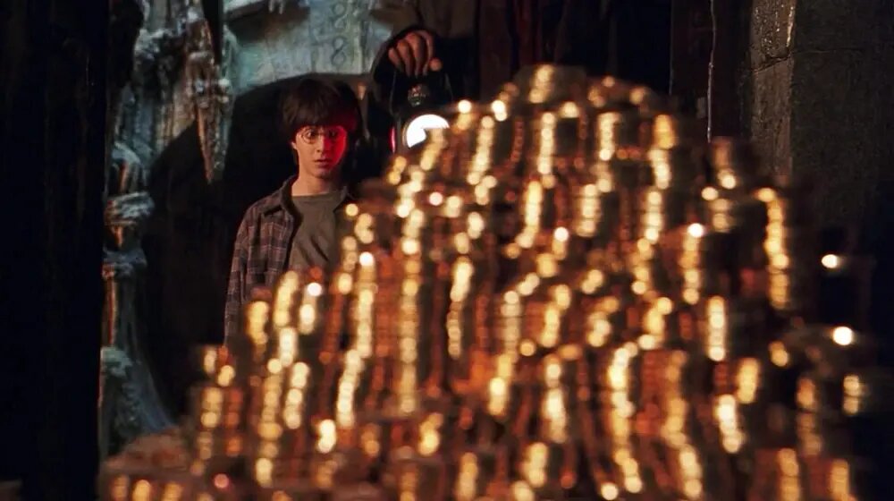 Гарри Поттер боролся и с монстрами, и с несправедливостью, и с другими проблемами, но без наследства, базы контактов и влияния борьба вышла бы менее эффективной // Кадр из фильма «Гарри Поттер и философский камень» (2001), Warner Bros.