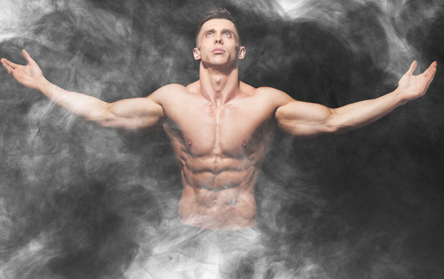 спортивный мужчина. горячие мышцы. спортсмены в тренажерном зале. горячие мышцы.