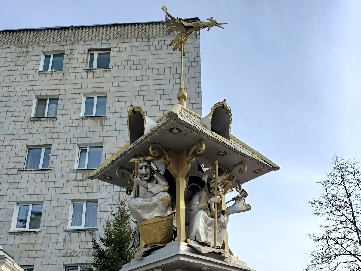 Сказочные персонажи обосновались на тумбе с театральной афишей 