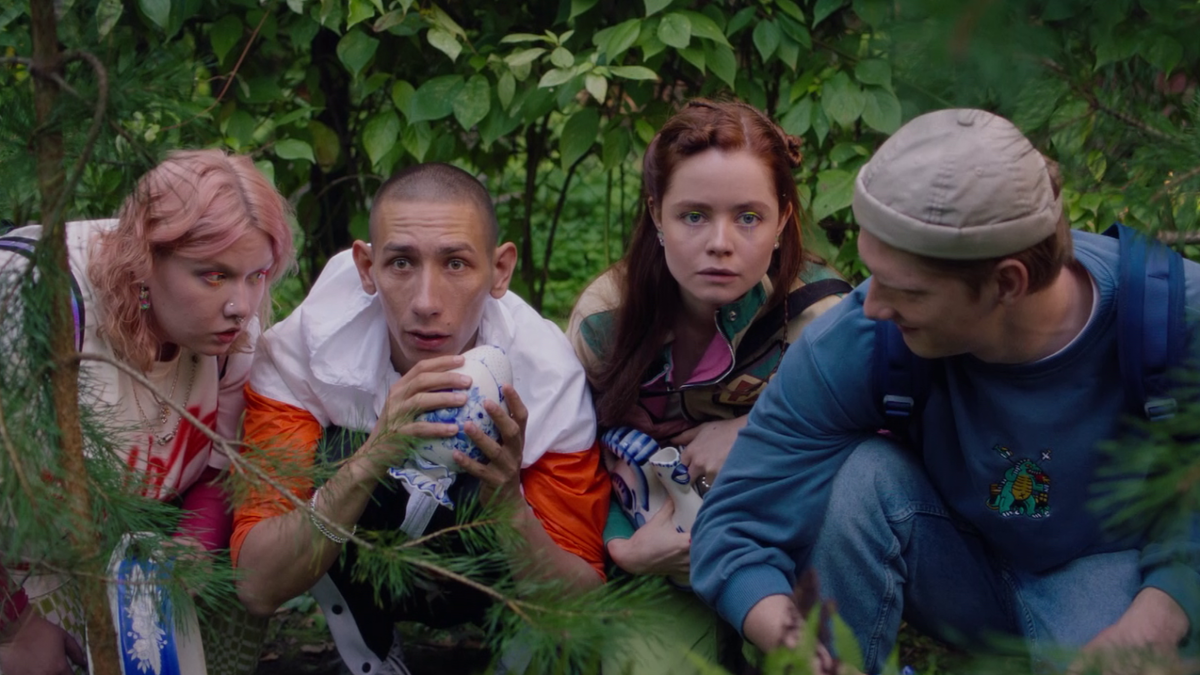 Тем временем Платон и остальные прятались в кустах с коллекцией гжели.