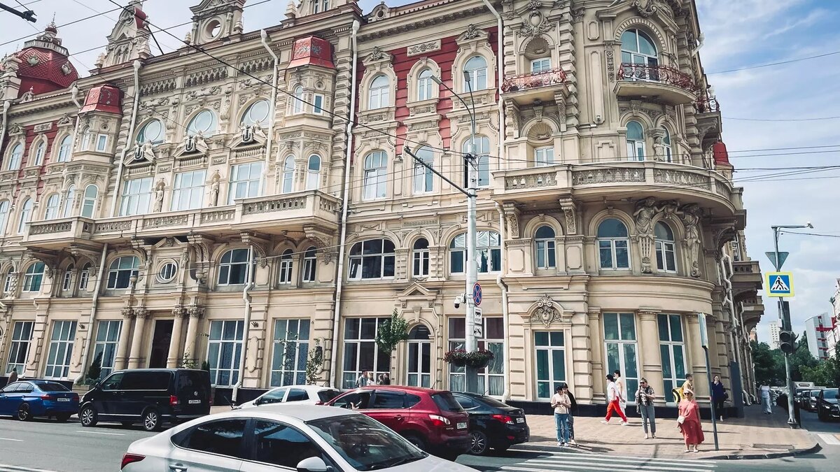     В Ростове-на-Дону сотрудники охранного предприятия не пустили журналистов в здании администрации города, видео с этим моментом показали на Первом канале.