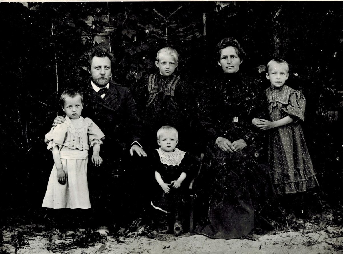 Александр Васильевич Анисимов с супругой Анной Михайловной Елькиной и детьми. Фото из архива Анны Малыхиной