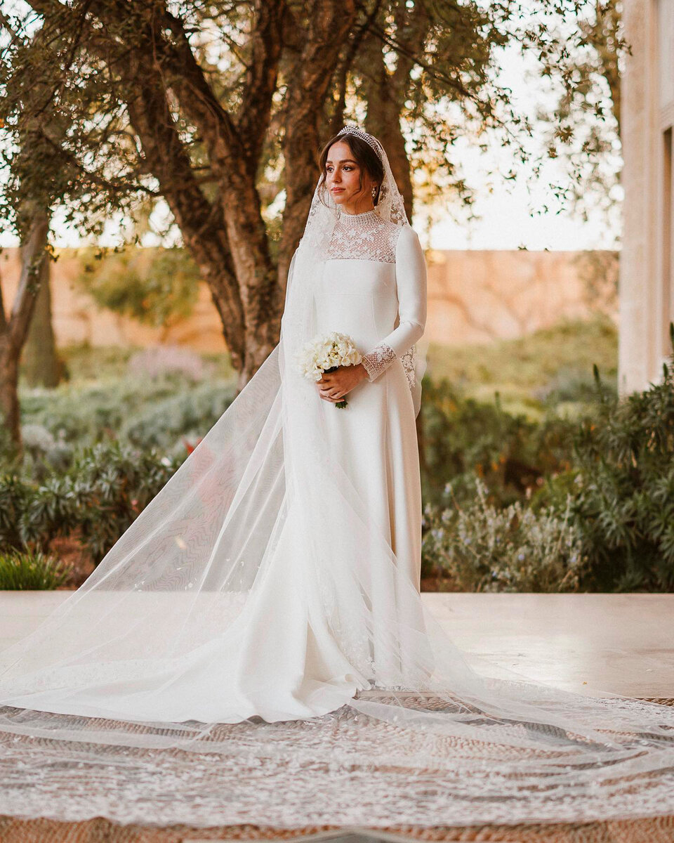  Сказочные свадебные платья королевских особ очаровывают поклонников моды по всему миру и излучают чистую романтику.-16