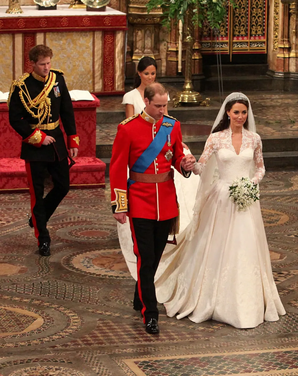 Сказочные свадебные платья королевских особ очаровывают поклонников моды по всему миру и излучают чистую романтику.-19