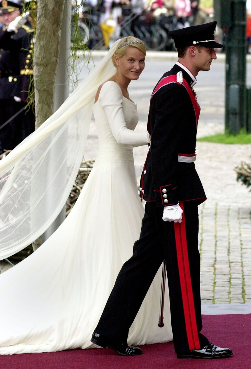  Сказочные свадебные платья королевских особ очаровывают поклонников моды по всему миру и излучают чистую романтику.-7
