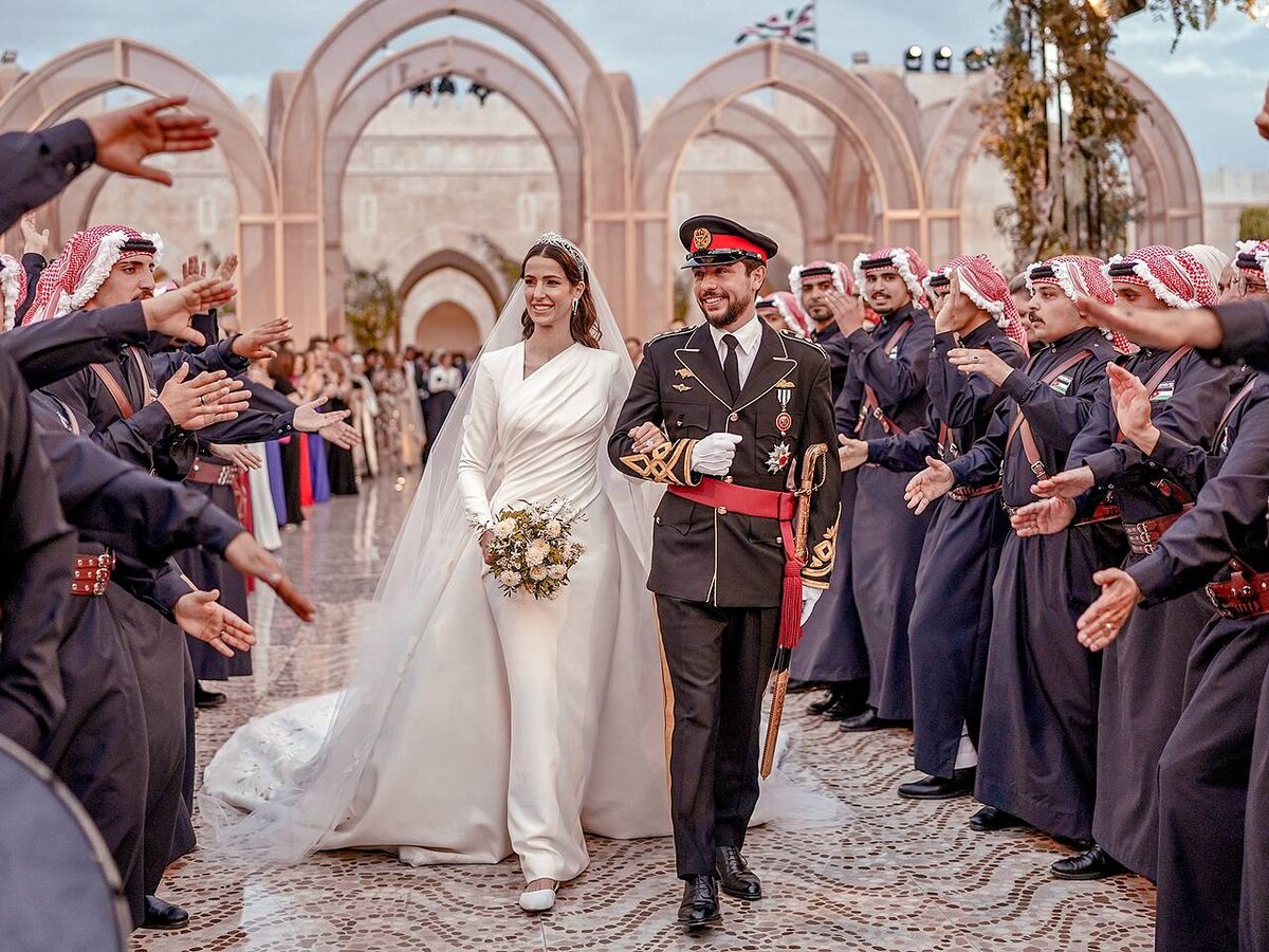  Сказочные свадебные платья королевских особ очаровывают поклонников моды по всему миру и излучают чистую романтику.-10