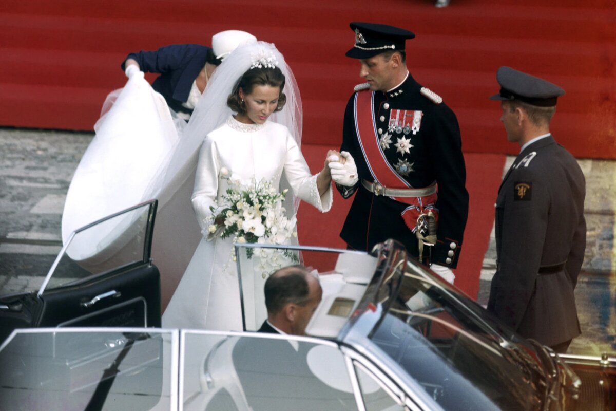  Сказочные свадебные платья королевских особ очаровывают поклонников моды по всему миру и излучают чистую романтику.-17