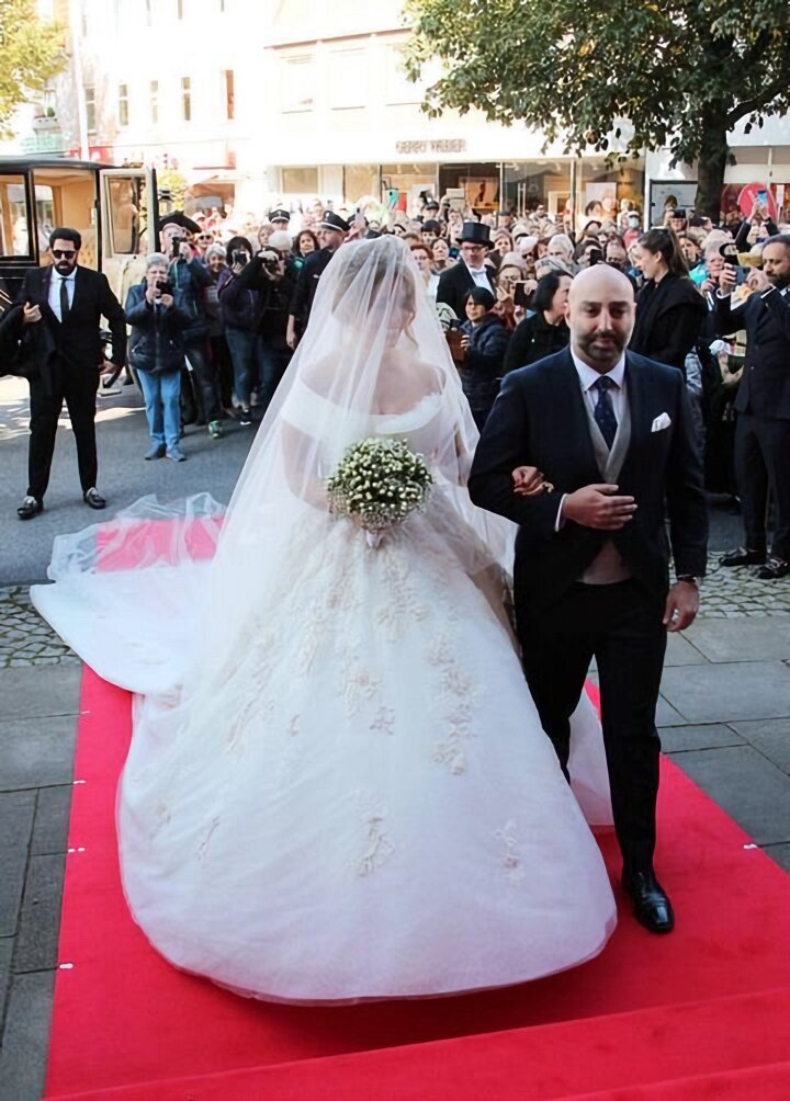  Сказочные свадебные платья королевских особ очаровывают поклонников моды по всему миру и излучают чистую романтику.-25