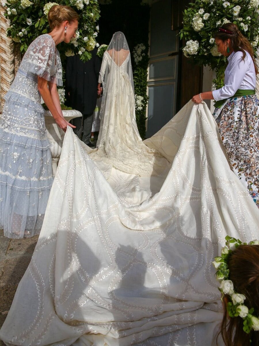  Сказочные свадебные платья королевских особ очаровывают поклонников моды по всему миру и излучают чистую романтику.-27