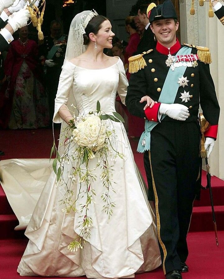  Сказочные свадебные платья королевских особ очаровывают поклонников моды по всему миру и излучают чистую романтику.-37