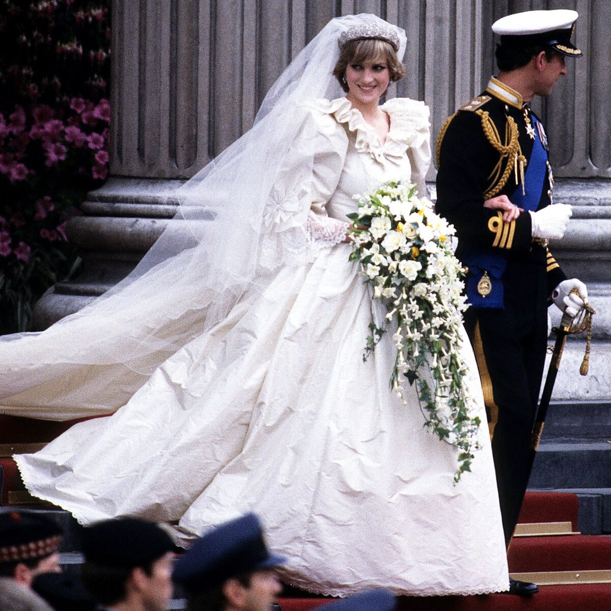  Сказочные свадебные платья королевских особ очаровывают поклонников моды по всему миру и излучают чистую романтику.-39