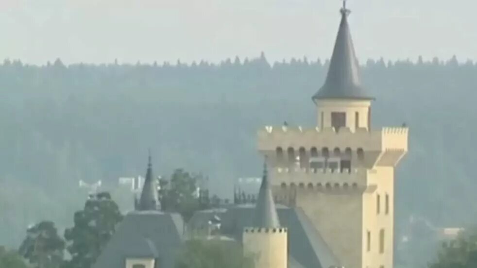 Замок Аллы Пугачевой в подмосковном поселке Грязь. Фото: Соцсети