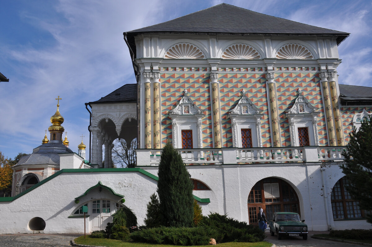 Трапезная палата. Слева Михеевская церковь.