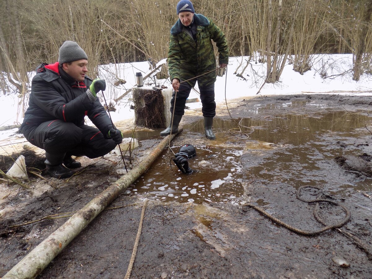 Подводные исследования замка Жабер. Подъем багра (присмотритесь к руке водолаза), 2017 г.