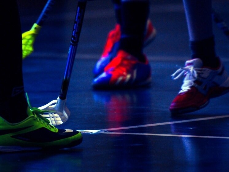     Во флорбол играют на ровном полу с пластиковым мячом. Фото: pxhere.com