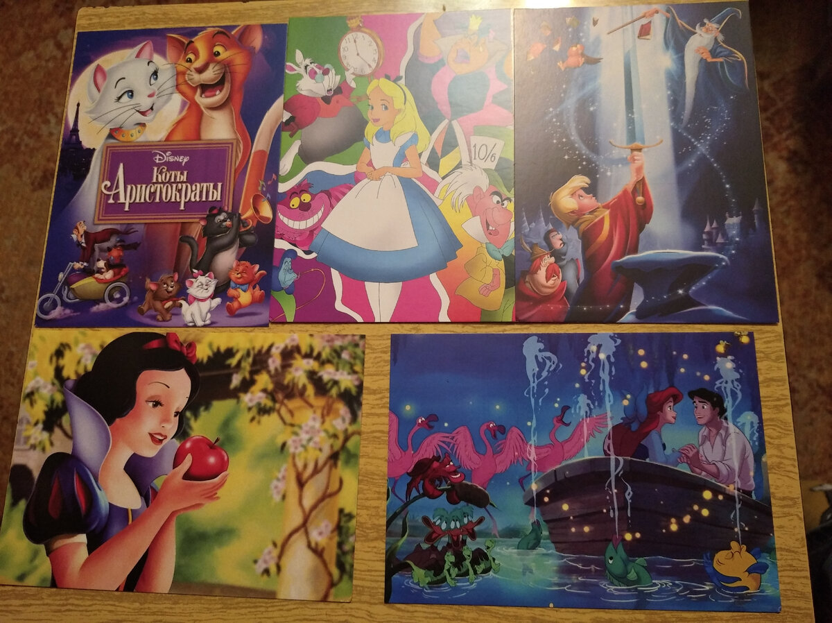 Открытки с "Мечом в камне" -- явление достаточно редкое, хотя мультфильм очень достойный и персонажи там донельзя харизматичные