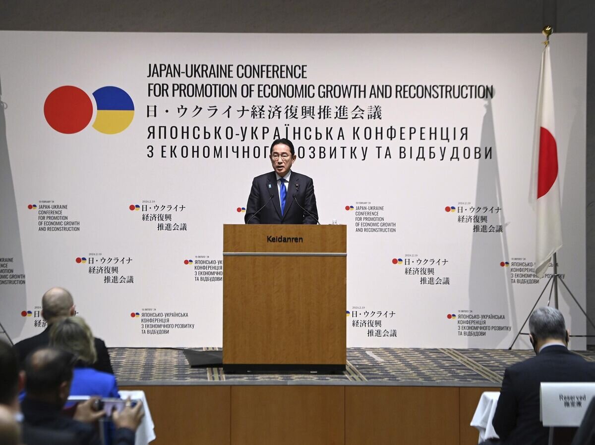    Премьер-министр Японии Фумио Кисида выступает с речью во время японско-украинской конференции в Токио© AP Photo / Kazuhiro Nogi