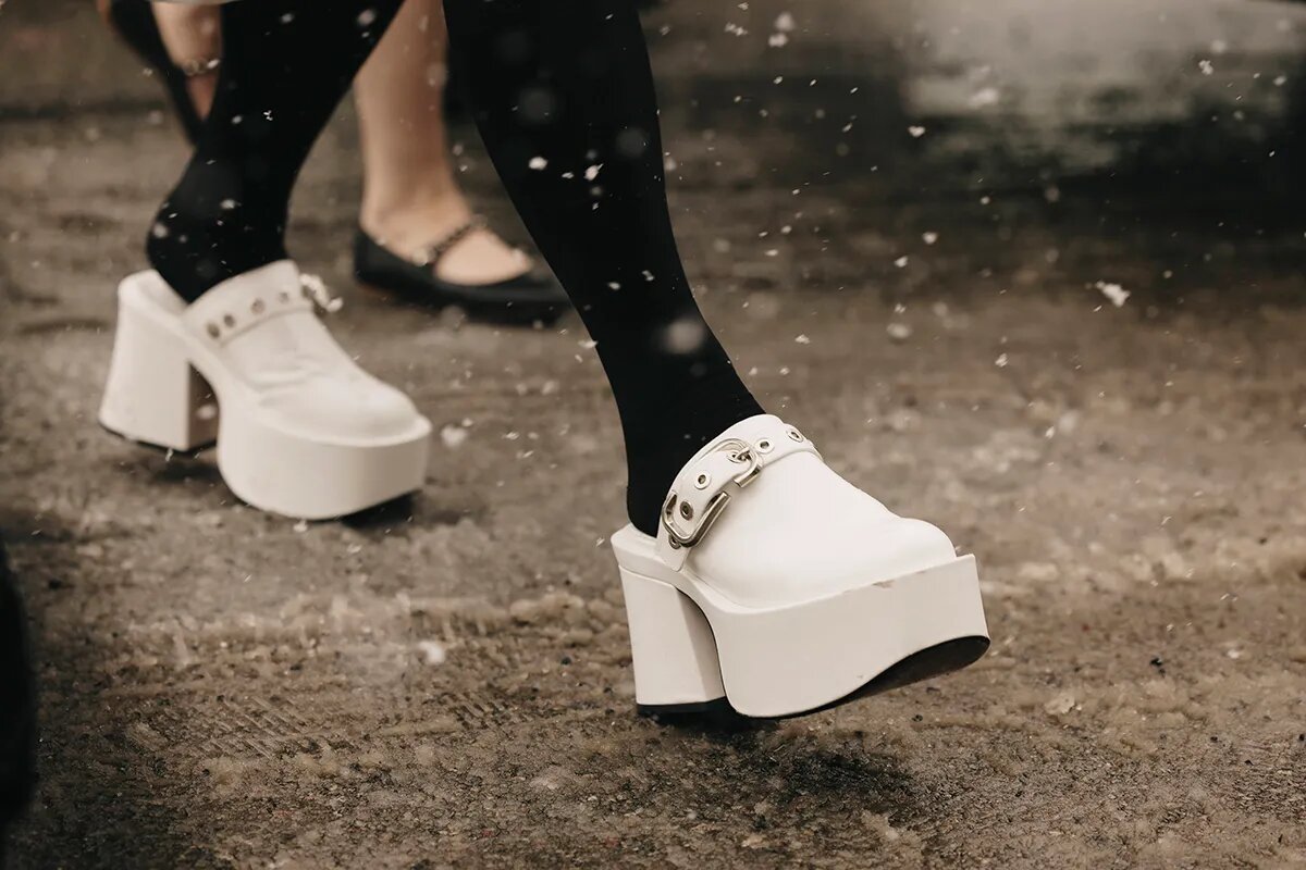 Они носят: Уличный стиль Недели моды в Нью-Йорке — зимние ботинки, туфли на платформе и другая обувь
