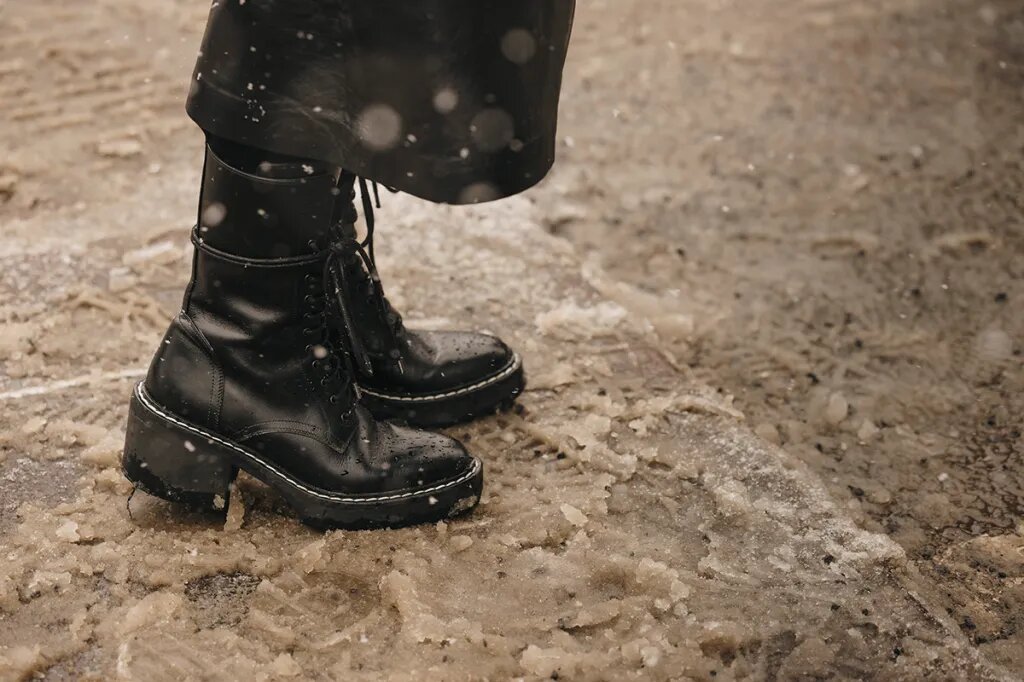 На неделю моды в Нью-Йорке обрушилась снежная буря, но это не помешало посетителям показа выйти в модной обуви. Посмотрим?-2