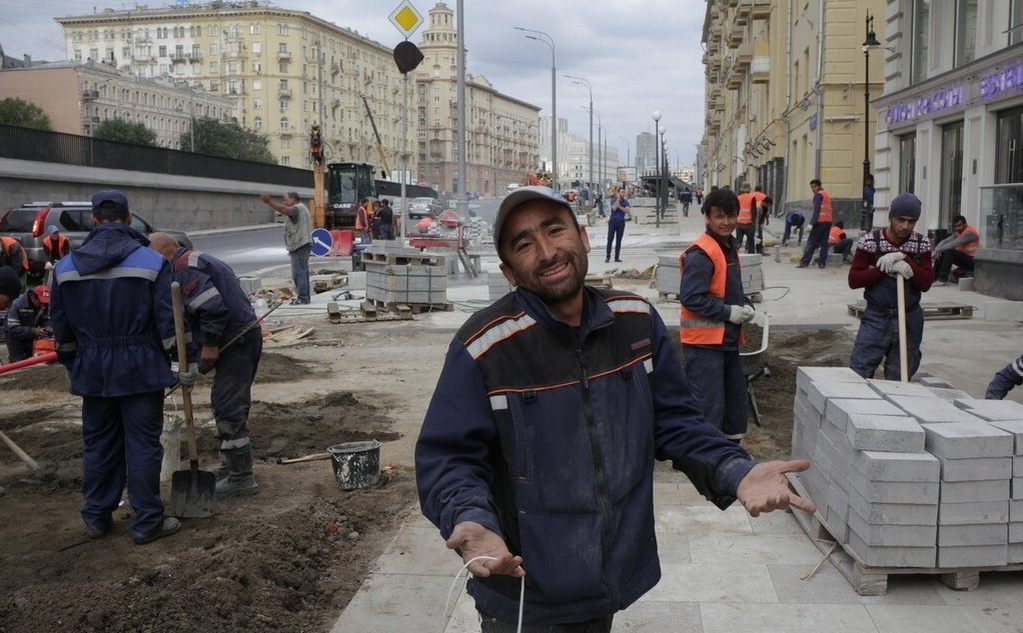 Строительство в москве запретили. Мигранты на стройке. Гастарбайтеры на стройке. Узбеки на стройке. Таджики на стройке.