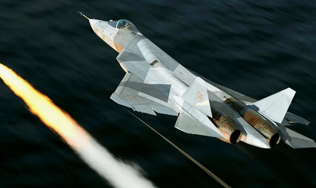 Редкий кадр. Су-57 на боевом курсе. Судя по мощному факелу ракеты это или Р-37М, или что-то из разряда "воздух-поверхность". Фото МО РФ
