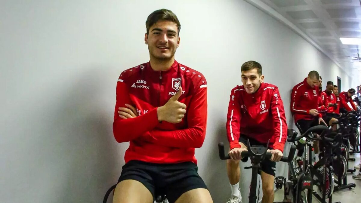     Казанский «Рубин» подписал контракт с 17-летним форвардом Касра Тахери. Об этом в своем Telegram-канале пишет журналист Иван Карпов.