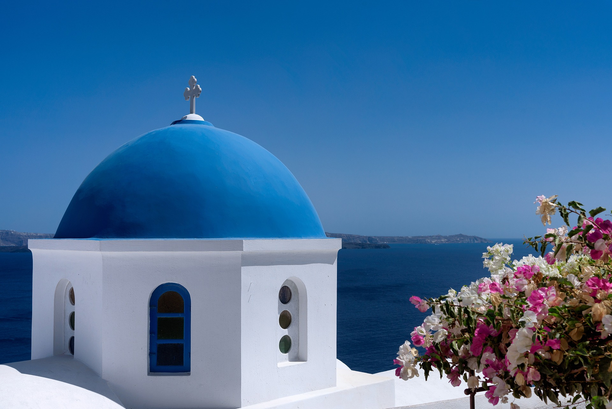 Церковь Айиу Мина часто изображают на открытках с видами греческих островов. Со смотровой площадки видно потухший вулкан и бескрайнее море