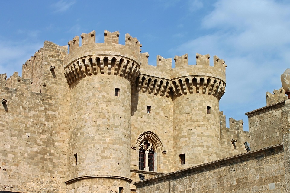 Не менее красива Родосская крепость XIII века. Её архитектура напоминает неприступный замок с высокими стенами и сторожевыми башнями.