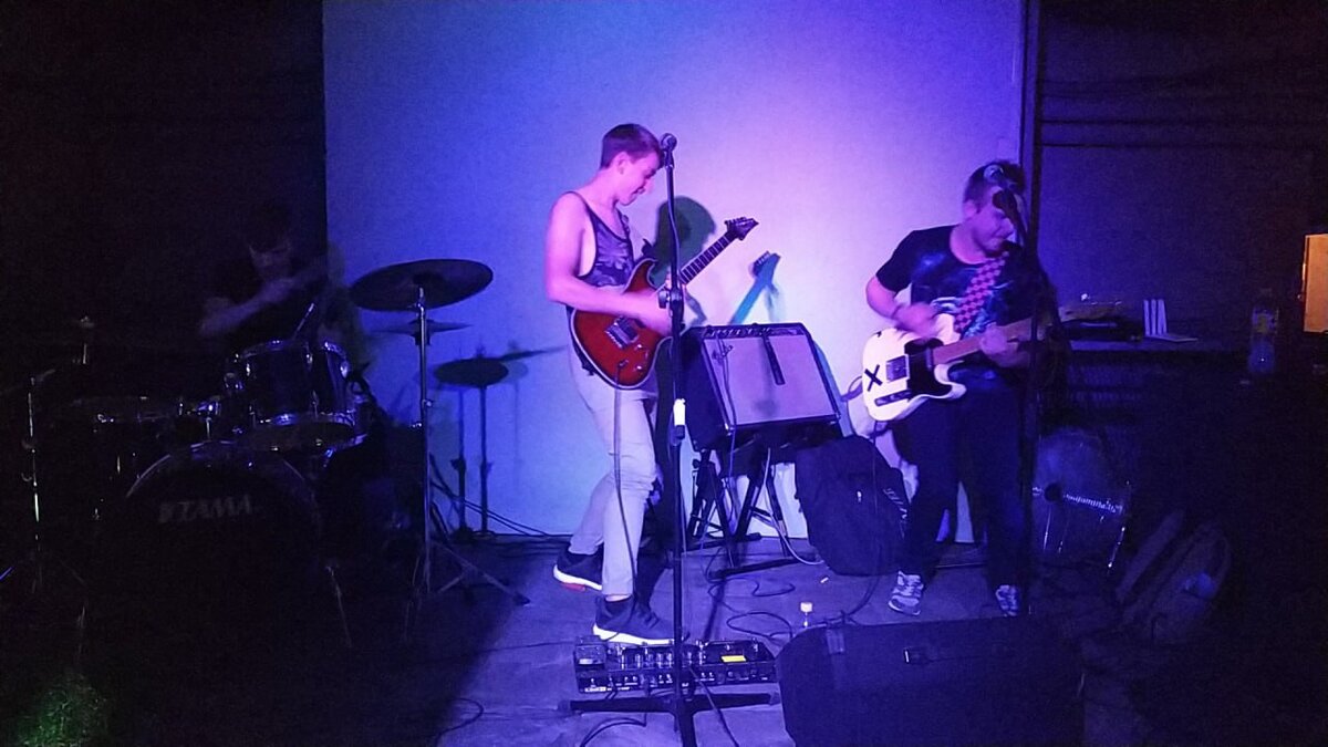 Несмотря на то, что народу в зале было очень мало мы отдавались так, будто перед нами целый стадион