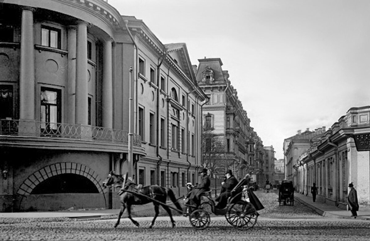 Фото начала прошлого века. Вид с Воздвиженки на Шереметевский переулок.  Слева особняк Шереметевых. В центре – наш дом № 3. А на месте одноэтажного строения справа (дом боярина Разумовского) сейчас находится кремлёвская поликлиника.