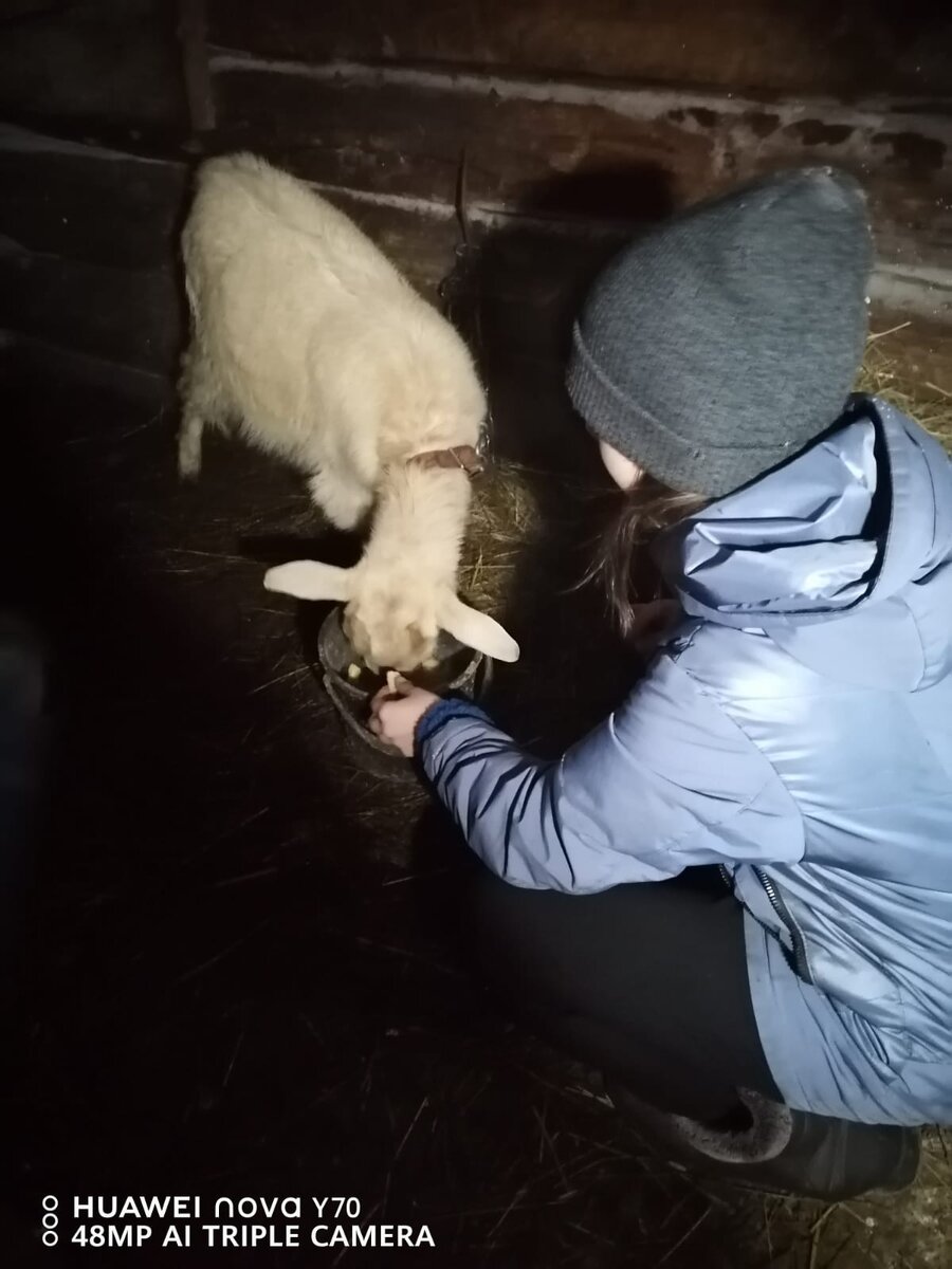 Как будто ни разу в жизни не ела.