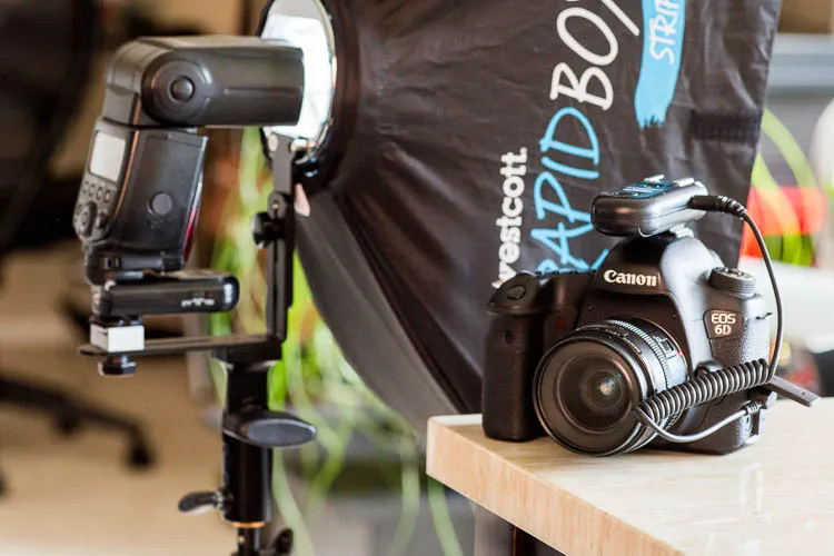    Вспышка на стойке, дешёвый софтбокс, синхронизатор — и ты уже практически профессионал / Фото: digital-photography-school.com